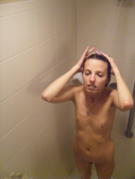 Naked amateur Kiss Alissa gets caught dildoing her pussy in the shower 12596206